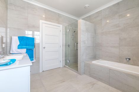 Photo of property in 21 Grove Way, Riverhead, 0820