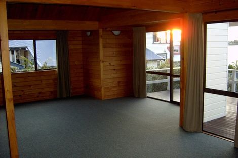 Photo of property in 2 Twin Wharf Road, Herald Island, Auckland, 0618