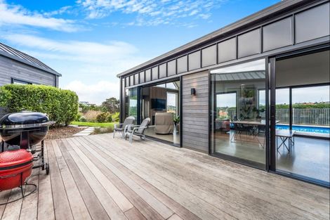 Photo of property in 9 Laguna Place, Matakatia, Whangaparaoa, 0930