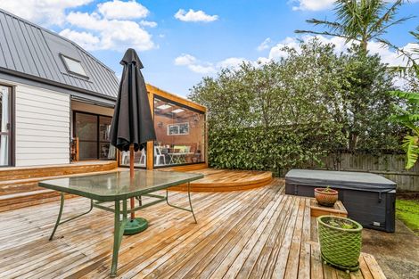 Photo of property in 30 Holiday Road, Stanmore Bay, Whangaparaoa, 0932