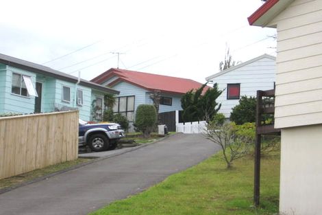 Photo of property in 1/86 Totaravale Drive, Totara Vale, Auckland, 0629