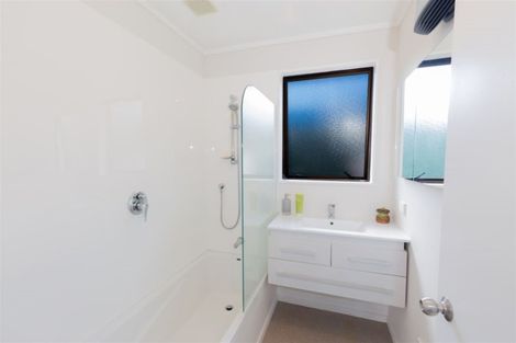 Photo of property in 8a Chapman Street, Newlands, Wellington, 6037