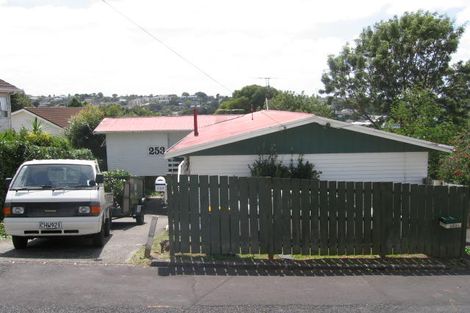 Photo of property in 1/253 Wairau Road, Totara Vale, Auckland, 0627