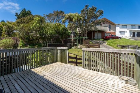 Photo of property in 5 Pimlico Place, Newlands, Wellington, 6037