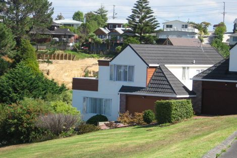 Photo of property in 2/21 Cairnbrae Court, Northcross, Auckland, 0632