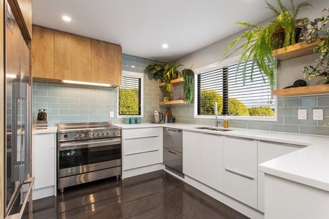 Photo of property in 28 Highcrest Heights, Westmorland, Christchurch, 8025