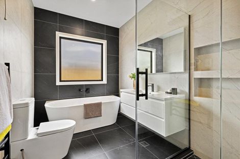 Photo of property in 11 Mcindoe Road, Kumeu, 0810