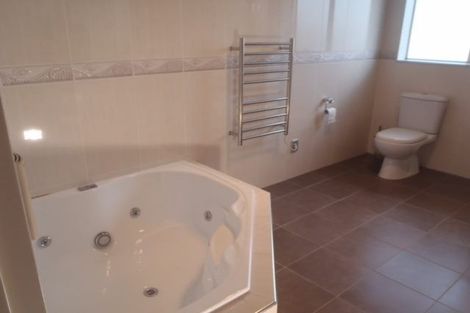 Photo of property in 11 Harrowglen Drive, Northcross, Auckland, 0632