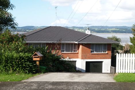 Photo of property in 3 Montgomery Crescent, Cockle Bay, Auckland, 2014