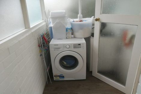 Photo of property in 1/24 Knights Road, Rothesay Bay, Auckland, 0630