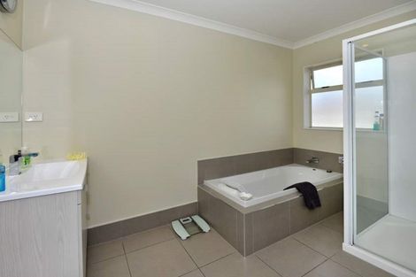Photo of property in 32 Rising Parade, Fairview Heights, Auckland, 0632