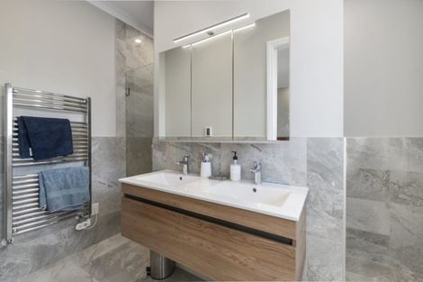 Photo of property in 124 Johnstone Drive, Fitzherbert, Palmerston North, 4410