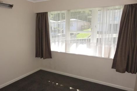 Photo of property in 16 Omega Street, Newlands, Wellington, 6037