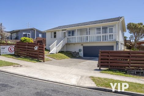 Photo of property in 10 Edgecombe Street, Newlands, Wellington, 6037