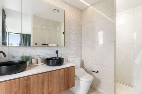 Photo of property in 49 Saint Andrews Square, Strowan, Christchurch, 8052