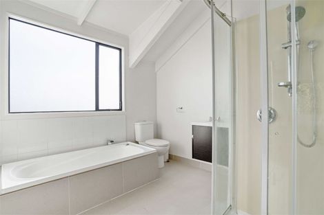 Photo of property in 2/10 Helicon Place, Totara Vale, Auckland, 0629