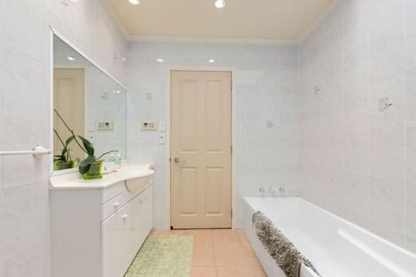 Photo of property in 3 Margaret Henry Crescent, Oteha, Auckland, 0632