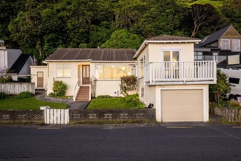Photo of property in 17 Moana Road, Plimmerton, Porirua, 5026
