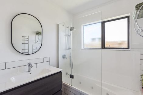 Photo of property in 4 Graham Grove, Waikanae, 5036