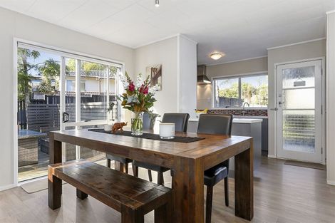 Photo of property in 13 Glenbury Place, Massey, Auckland, 0614