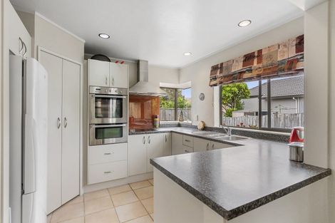 Photo of property in 77a Mirrabooka Avenue, Botany Downs, Auckland, 2010