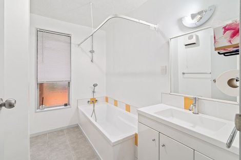 Photo of property in 5 Mckellar Place, Hornby, Christchurch, 8042