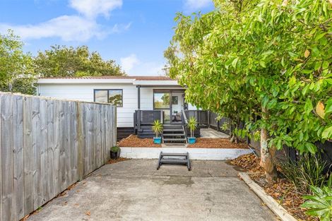 Photo of property in 1/6 Peterhouse Place, West Harbour, Auckland, 0618