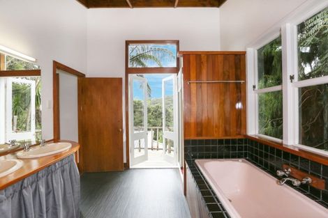 Photo of property in 64 Mountain Road, Henderson Valley, Auckland, 0612