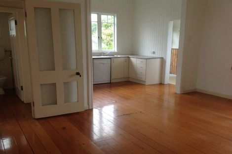 Photo of property in 4 Fairfax Avenue, Northcote, Auckland, 0627