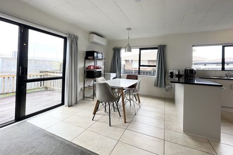 Photo of property in 2/7 Barbados Drive, Unsworth Heights, Auckland, 0632