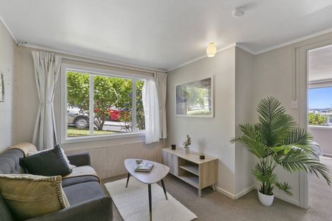 Photo of property in 1/15 Bloomsbury Grove, Newlands, Wellington, 6037