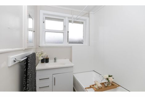 Photo of property in 4 Douglas Crescent, Fairfield, Hamilton, 3214