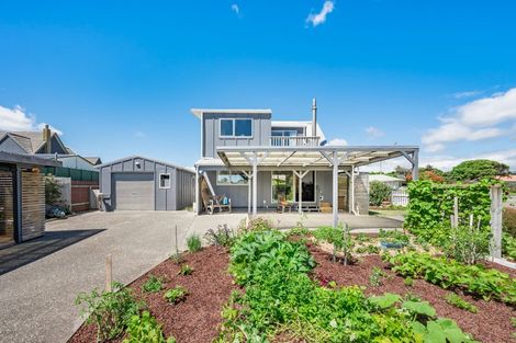 Photo of property in 14 Goldie Place, Waikanae Beach, Waikanae, 5036