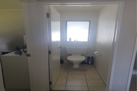 Photo of property in 1/20 Barbados Drive, Unsworth Heights, Auckland, 0632