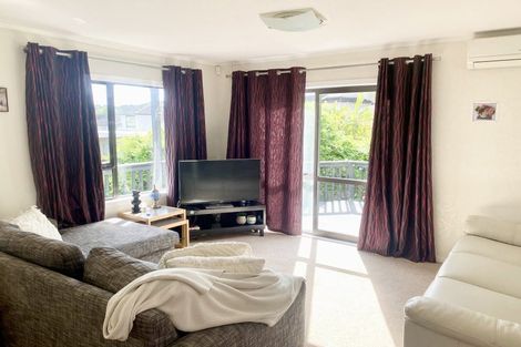 Photo of property in 2/8 Sunward Rise, Glenfield, Auckland, 0629