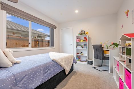 Photo of property in 8 Mediterranean Grove, Fitzherbert, Palmerston North, 4410