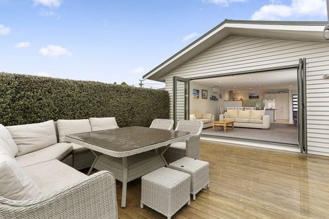 Photo of property in 6 Ward Crescent, Te Atatu Peninsula, Auckland, 0610