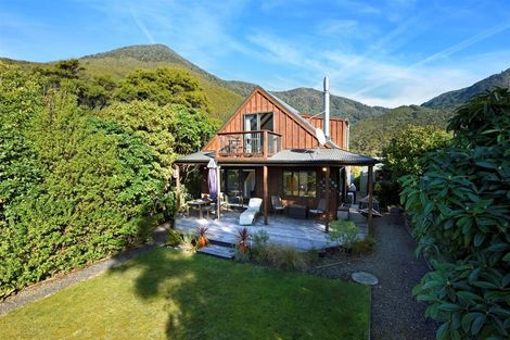 Photo of property in 5 Kaimiko Place, Okiwi Bay, 7193
