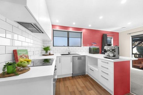 Photo of property in 1/5 Eulogy Place, Randwick Park, Auckland, 2105