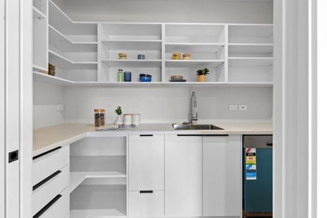 Photo of property in 42 Sardinia Grove, Fitzherbert, Palmerston North, 4410