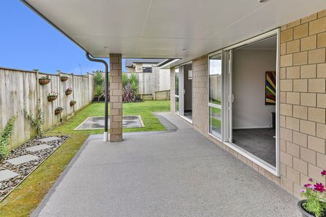 Photo of property in 9 Tongeren Square, Karaka, Papakura, 2113