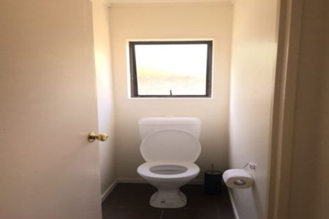 Photo of property in 28 Goldfinch Rise, Unsworth Heights, Auckland, 0632