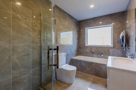 Photo of property in 18 Syd Grant Crescent, Orewa, 0931