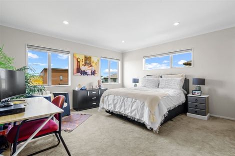 Photo of property in 16 Kirikiri Drive, Papakura, 2110