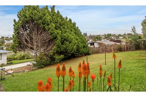 Photo of property in 59 Totaravale Drive, Totara Vale, Auckland, 0629