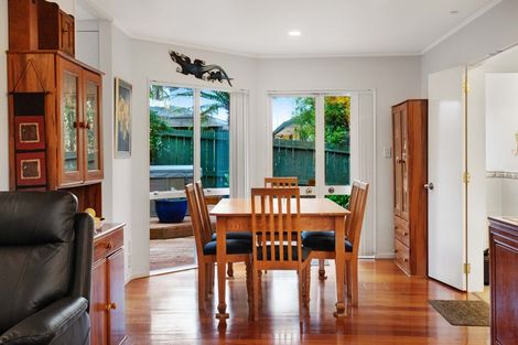 Photo of property in 23 Pinewood Grove, Botany Downs, Auckland, 2010