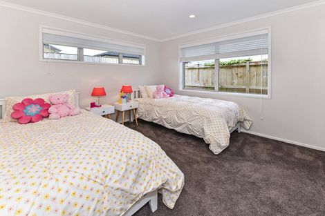 Photo of property in 9 Tongeren Square, Karaka, Papakura, 2113