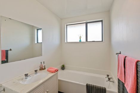 Photo of property in 60 Waratah Street, Avondale, Christchurch, 8061