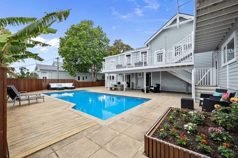 Photo of property in 30 Maritime Terrace, Birkenhead, Auckland, 0626