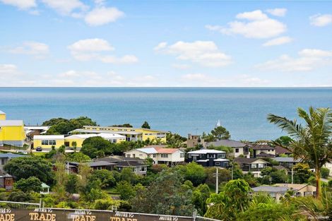Photo of property in 1/206 East Coast Road, Forrest Hill, Auckland, 0620
